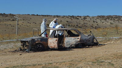 Yanmış otomobilde çifte vahşet!
