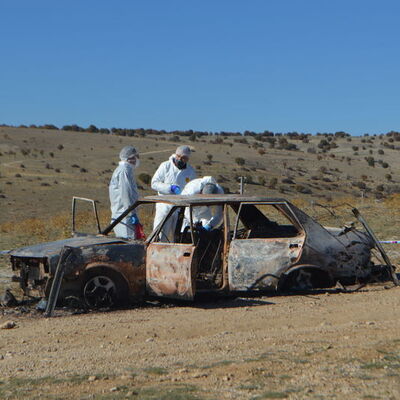 Yanmış otomobilde çifte vahşet!