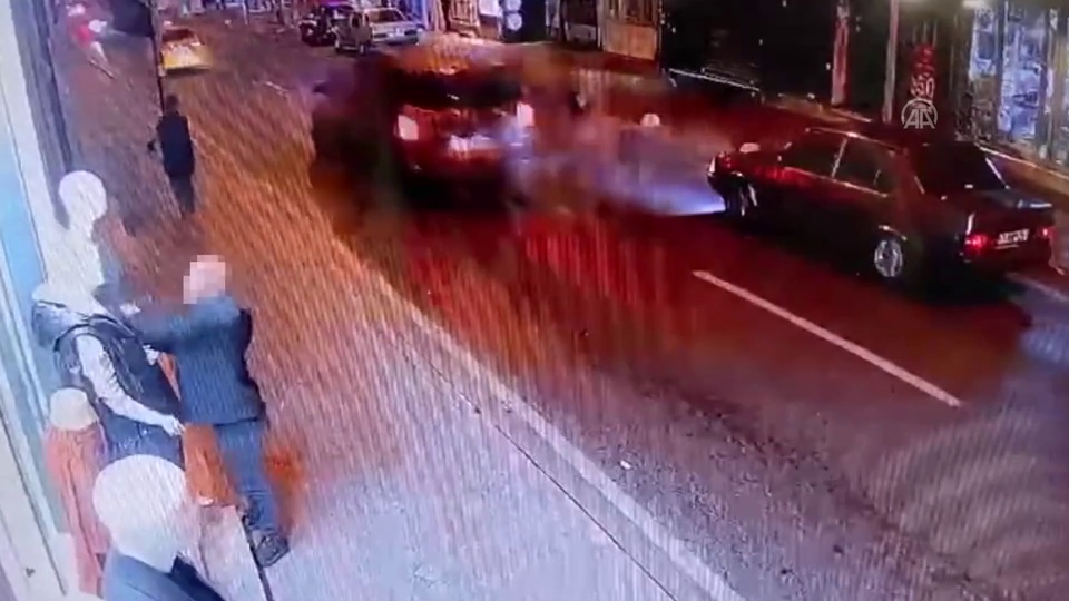 İstanbul'da yaşandı! Cansız mankenin üzerindeki montu çaldı