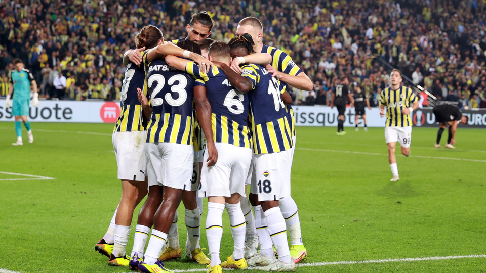 Devleri geride bıraktı