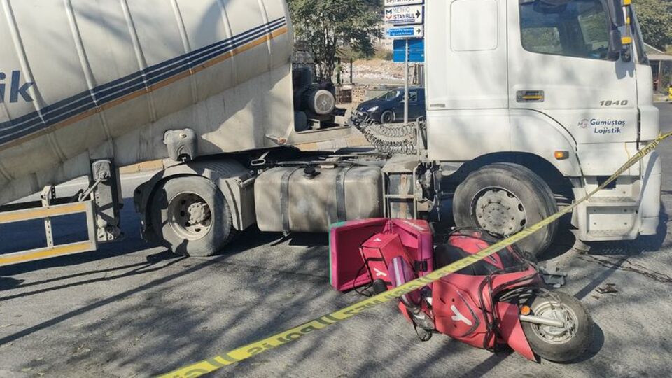 TIR'ın altında kalan kuryeden acı haber!