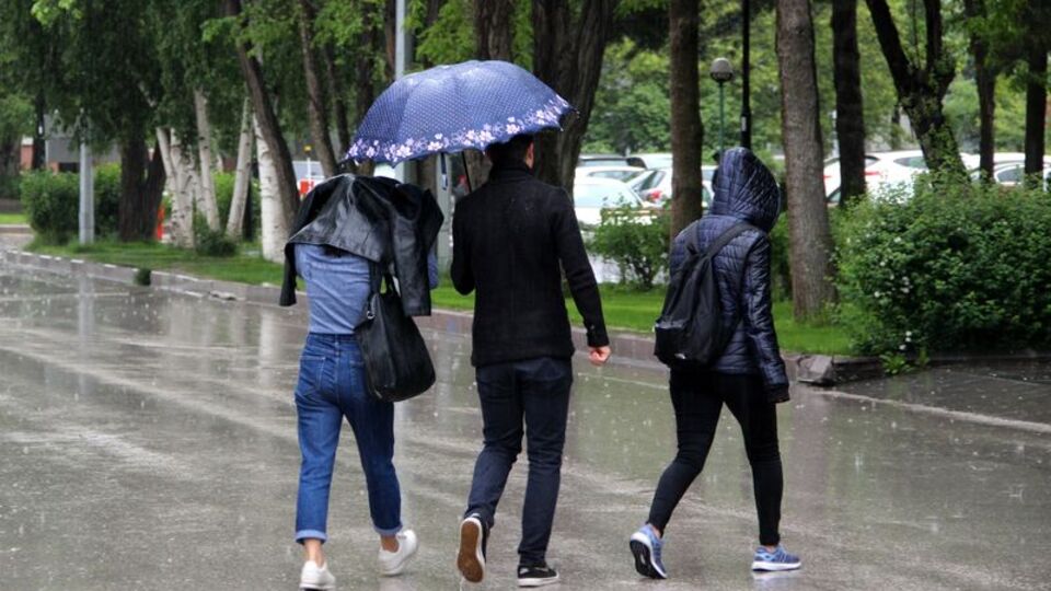 Karadeniz'de yağmur, yüksek kesimlerde kar var