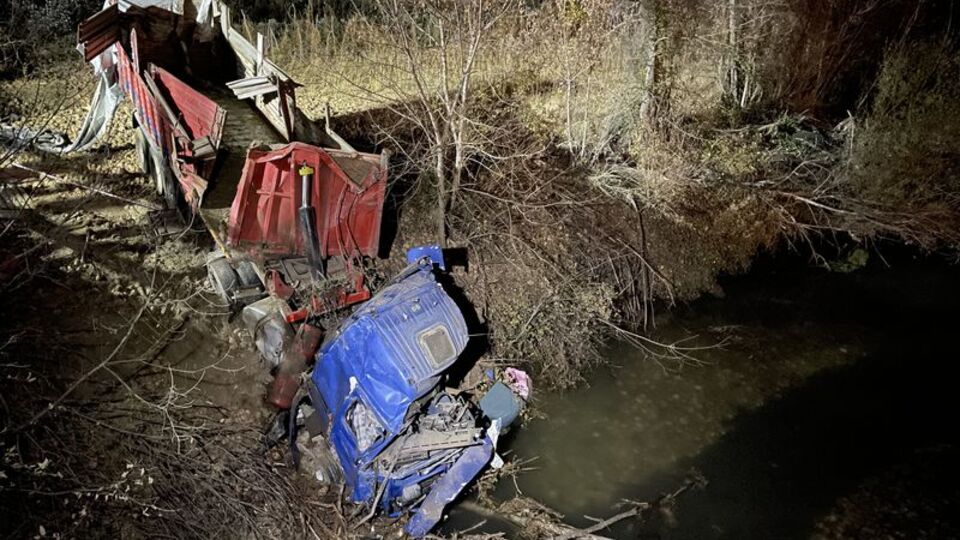 Minibüse çarpan TIR çaya devrildi! 1 ölü, 5 yaralı