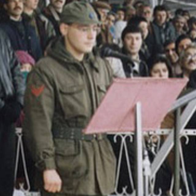 "Mikrofon askerde de peşimi bırakmamıştı"