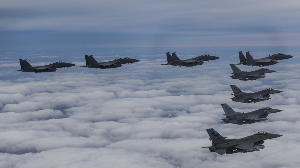 Savaş uçakları acil havalandı: Kuzey Kore'den gözdağı!