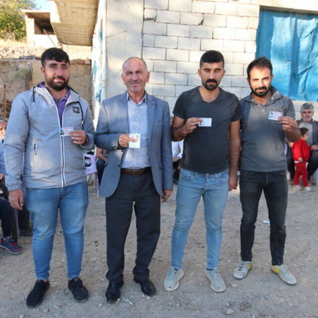 Bu köyde herkesin soyadı aynı!