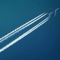 Uçaklar neden beyaz bir iz bırakır?