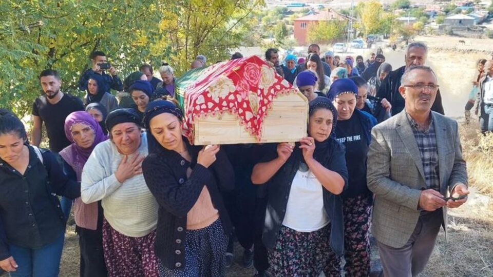 Metrobüs durağında öldürülmüştü! Kadınlar uğurladı