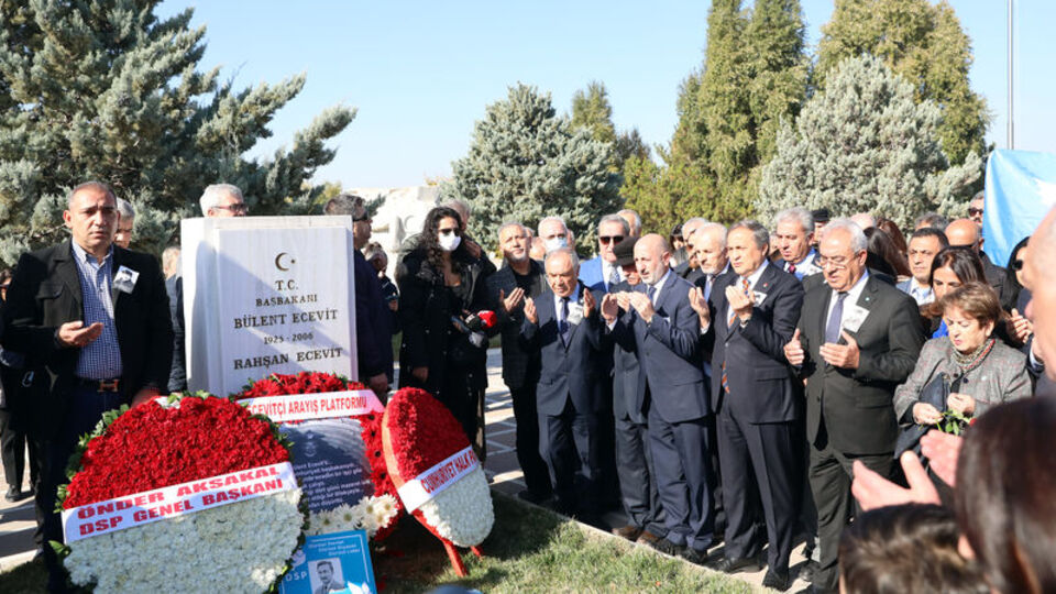 Bülent Ecevit, 16´ncı ölüm yılında mezarı başında anıldı