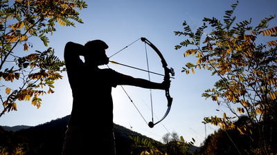 Gürültüden rahatsız oldu, okla öldürdü