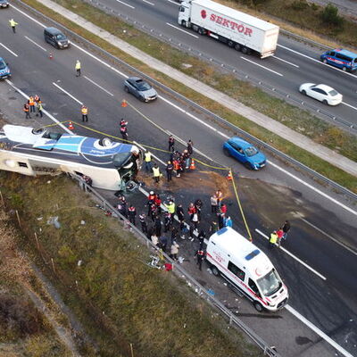 Bolu'da yolcu otobüsü devrildi! 3 ölü, 32 yaralı