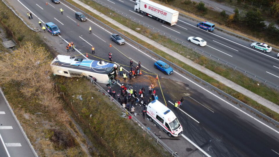 Bolu'da yolcu otobüsü devrildi! 3 ölü, 32 yaralı