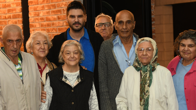 Huzurevi sakinlerine filmini izletti