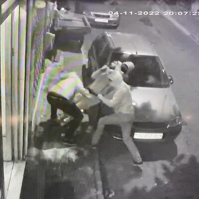 Sokak ortasında tekme tokat dövüp gasp ettiler!