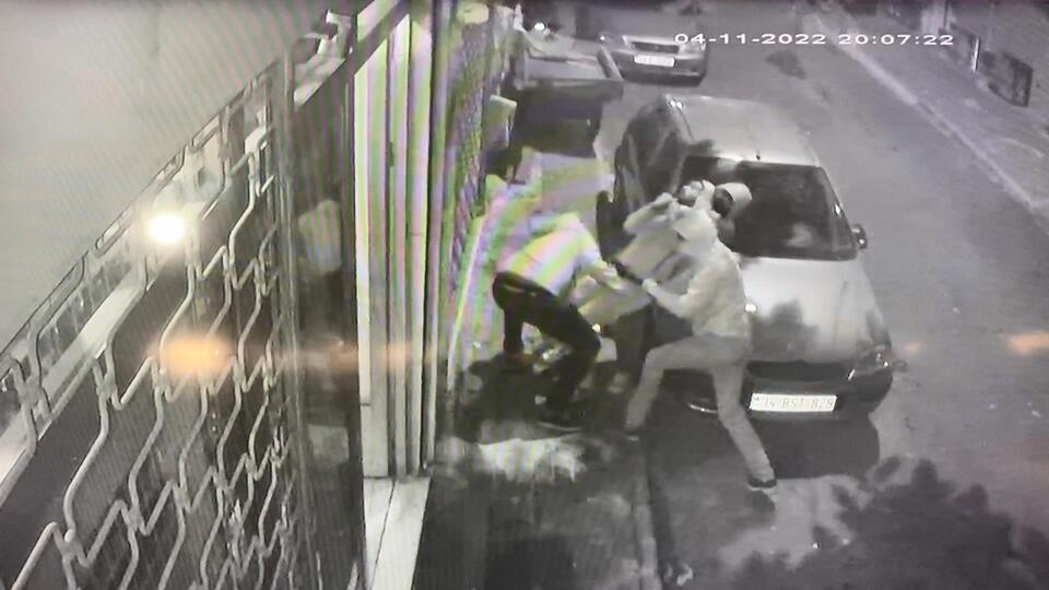 Sokak ortasında tekme tokat dövüp gasp ettiler!