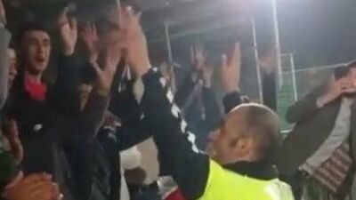 Tartışan taraftarları polis sakinleştirip, 'üçlü' çektirdi!