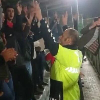 Tartışan taraftarları polis sakinleştirip, 'üçlü' çektirdi!