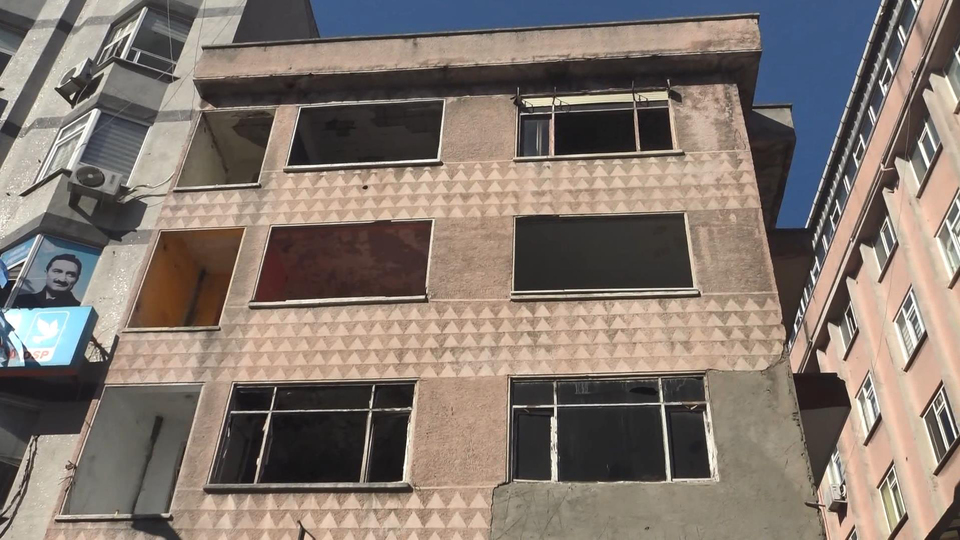 Avcılar'da sahipsiz bina endişesi! Kapılara duvar ördüler