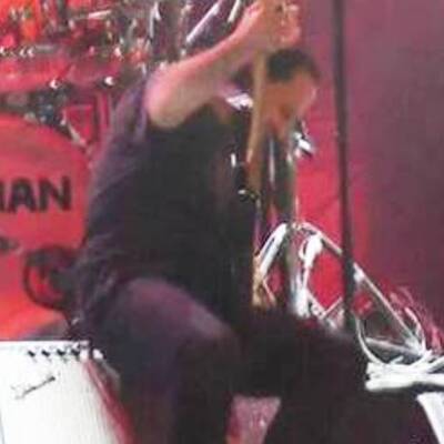 Ünlü şarkıcı sahnede düştü