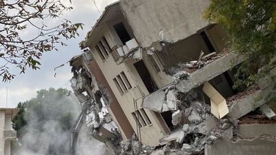 Yıkım esnasında bina yan yattı