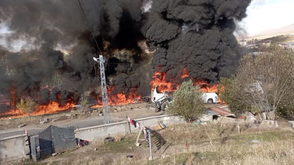 Ağrı'da 2 TIR ve otobüs çarpıştı: 7 ölü!