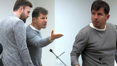 Gazeteciyle tartıştı: Kapatacaksın!