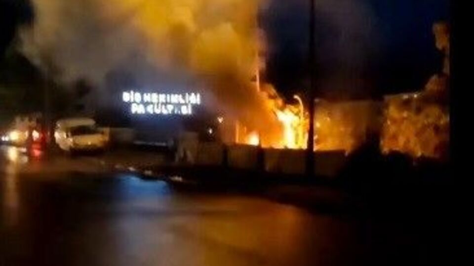 Patlayan pano geceyi aydınlattı