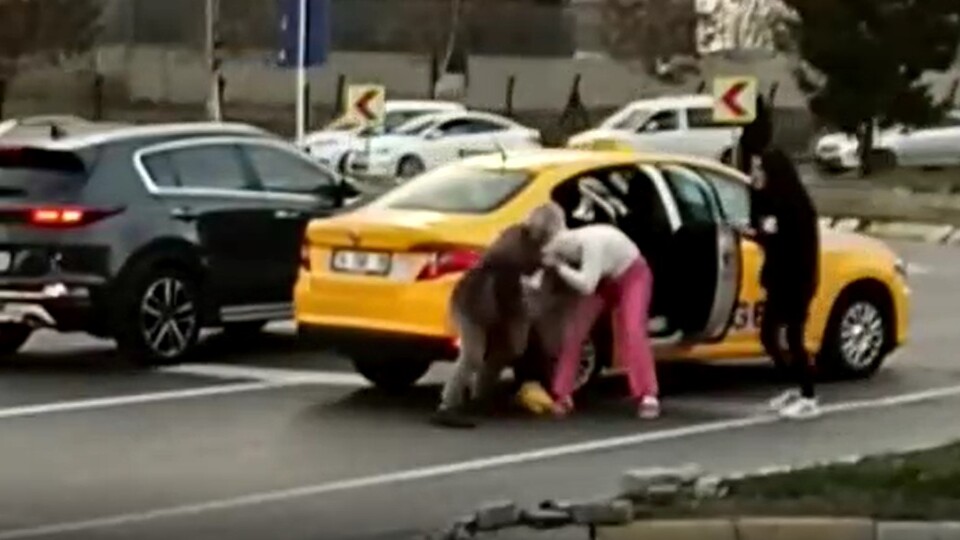 Taksici dehşeti! Kadın müşteriyi dövdü