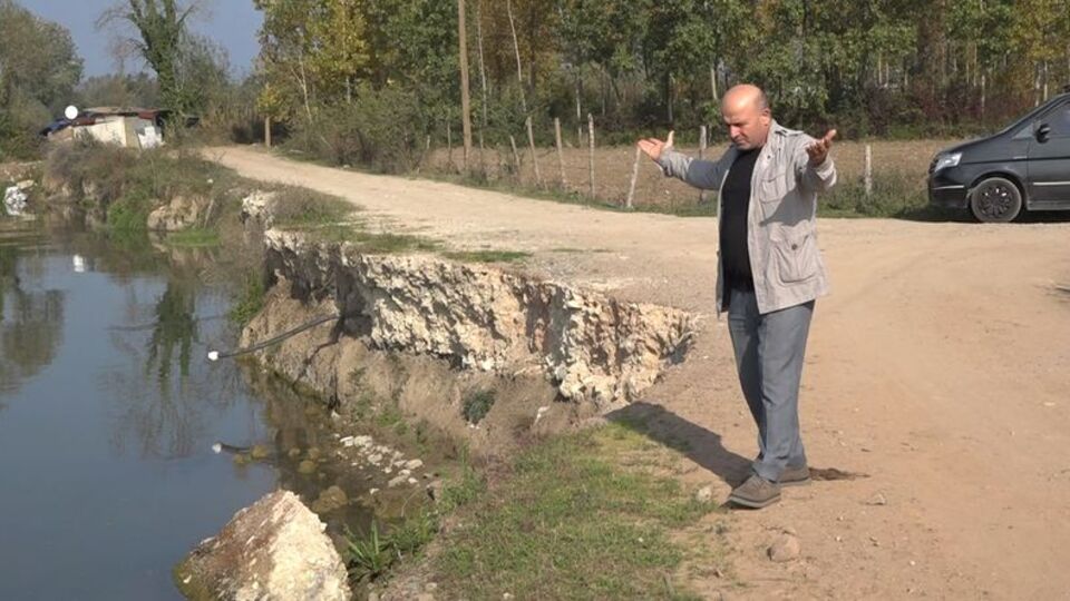 Nehir üç mahallenin bağlantı noktasını yuttu