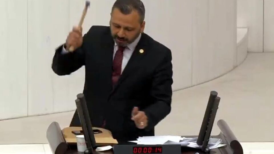 TBMM'de çekiçli protestoya 10 bin TL'lik fatura