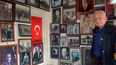 21 yıldır biriktirdiği Atatürk fotoğraflarını bahçesinde sergiliyor