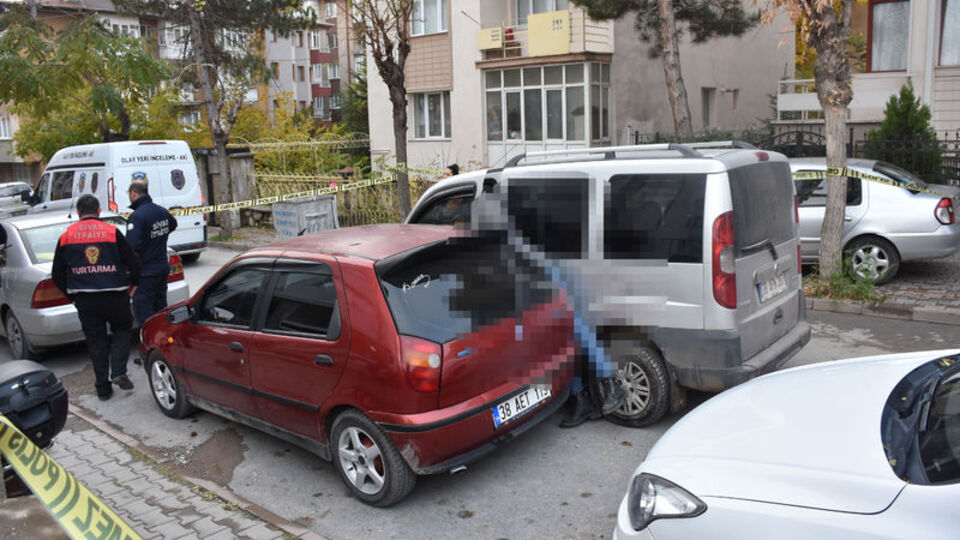 İki aracın arasında kaldı! El freni ölümü!