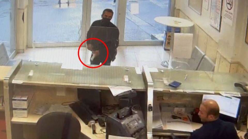 Silahlı PTT soygunu kamerada