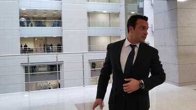 İş insanı, duruşmada avukata omuz atınca tutuklandı