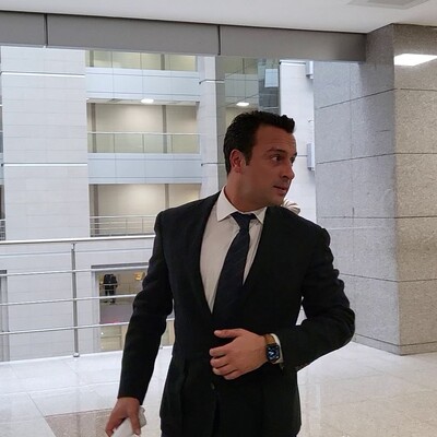 İş insanı, duruşmada avukata omuz atınca tutuklandı