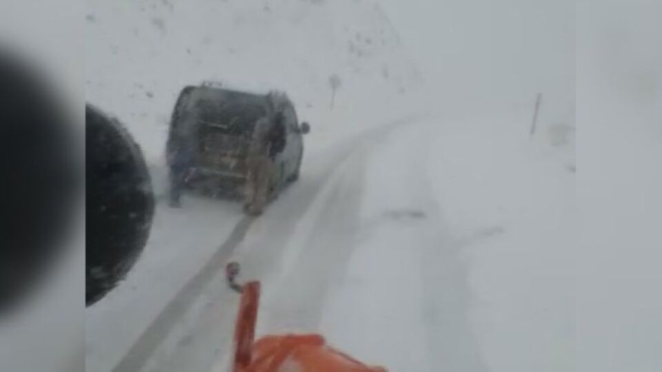 Bahçesaray'a kar yağdı