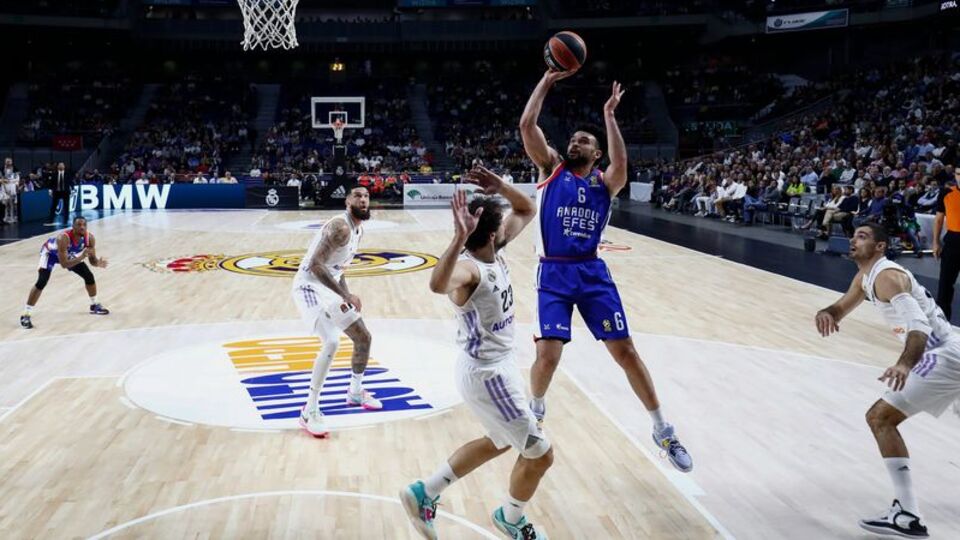 Anadolu Efes, Real Madrid'e kaybetti