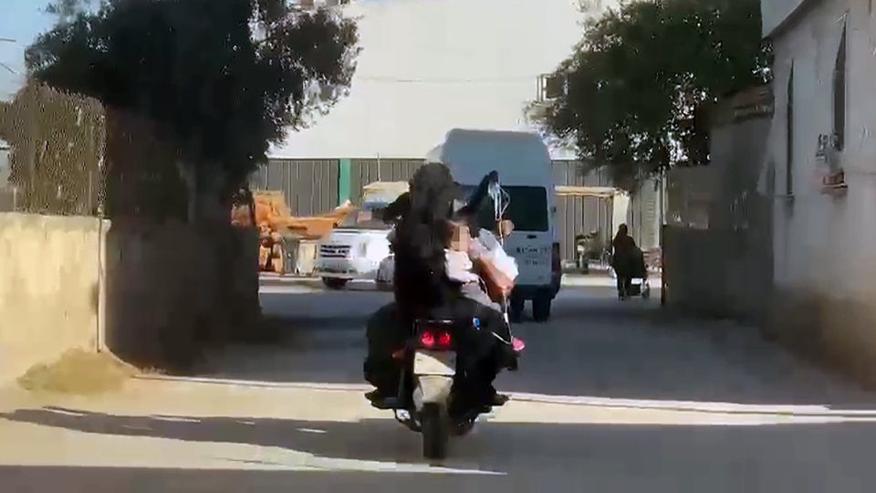 Elektrikli bisiklette akılalmaz görüntü!