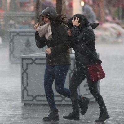 Meteoroloji'den uyarı! 2 bölgede sağanak 1 bölgede fırtına!