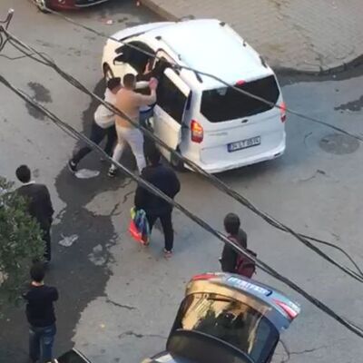 O anlar kamerada! Trafikteki kavgada dövüp kaçırmaya çalıştı!