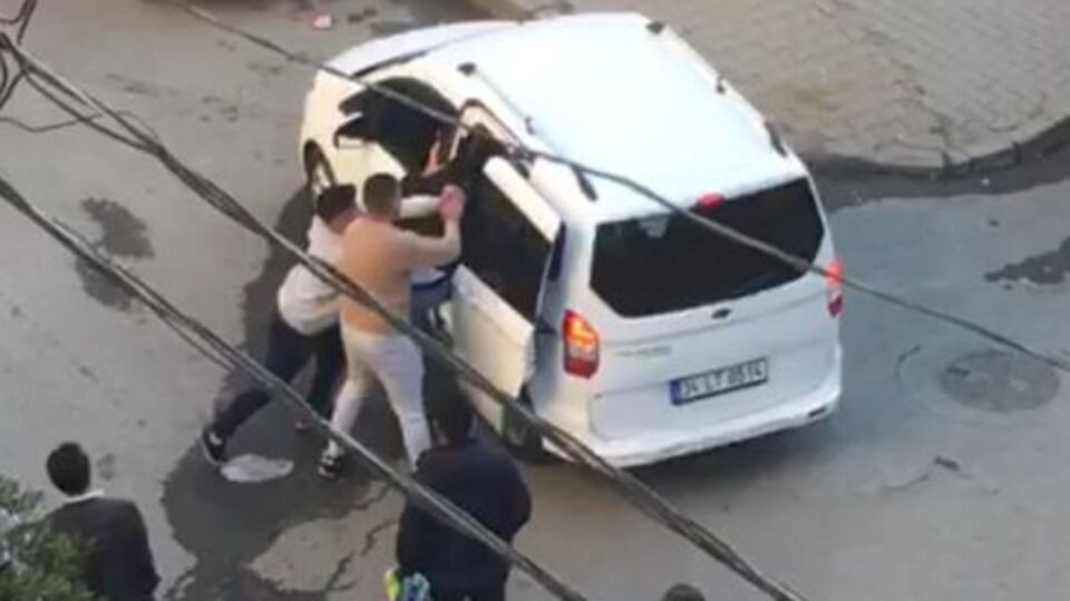 O anlar kamerada! Trafikteki kavgada dövüp kaçırmaya çalıştı!