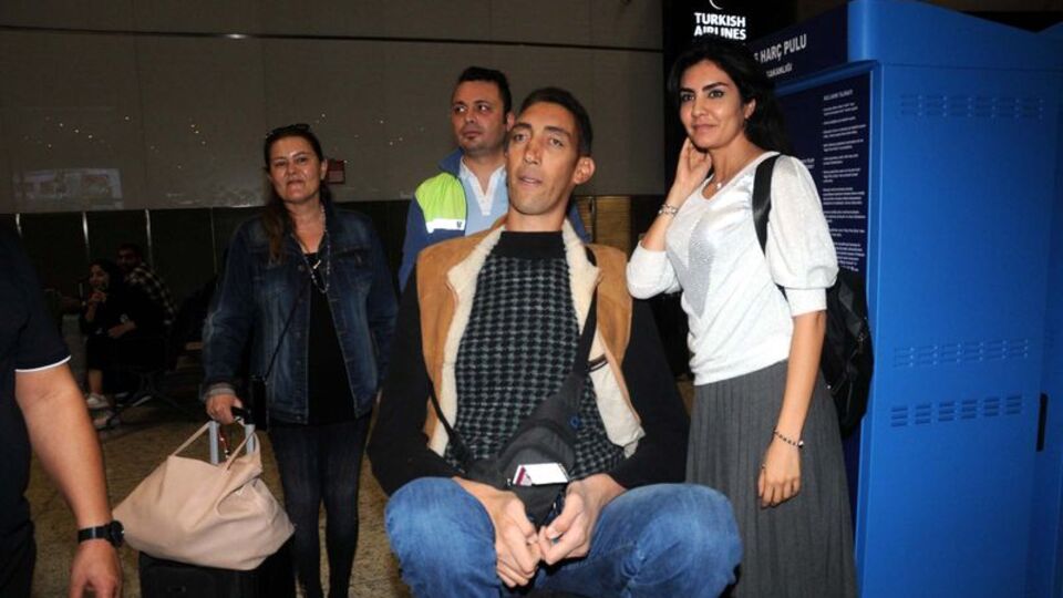 Dünyanın en uzun adamı İngiltere'ye gitti