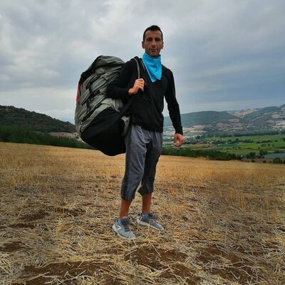 Yamaç paraşütçüsü düşerek can verdi