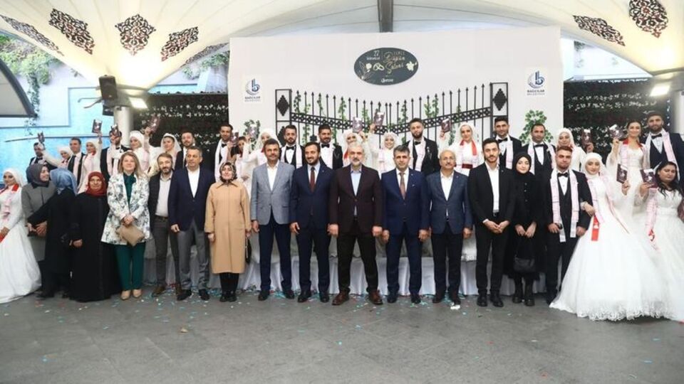 Bağcılar'da 15 çift, toplu düğün ile evlendi