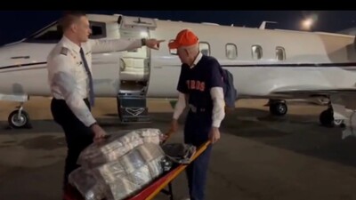 75 milyon dolar kazandı, parayı el arabasıyla uçağa taşıdı