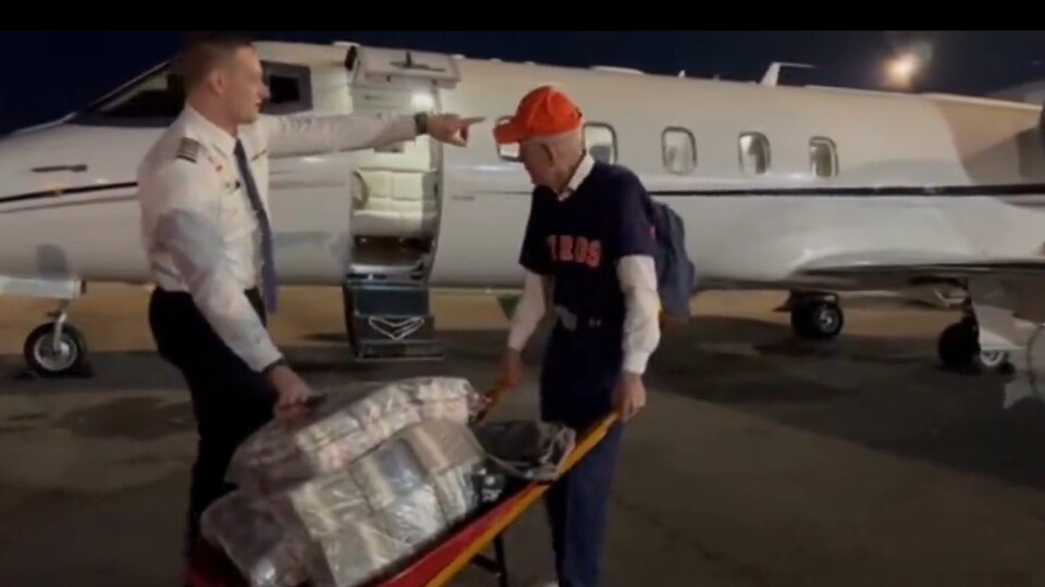 75 milyon dolar kazandı, parayı el arabasıyla uçağa taşıdı