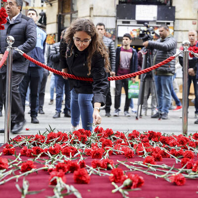 Terör şehitleri anılıyor! İstiklal bayraklarla donandı!