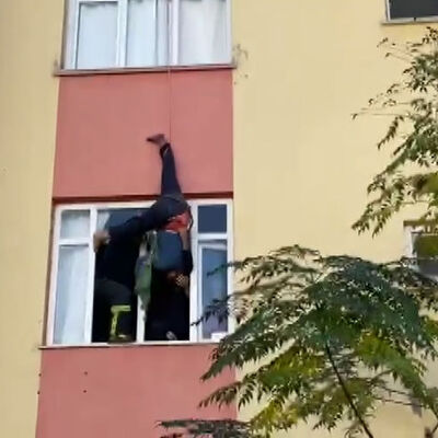 Çatıdan halatla sarktı! Anahtar operasyonu!