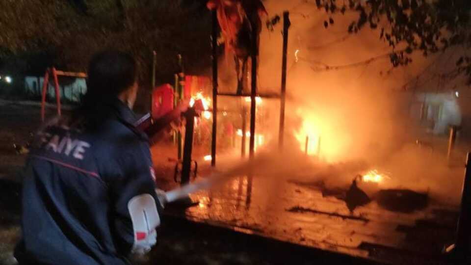 Çocuk parkına saldırı! Oyun aletleri yakıldı