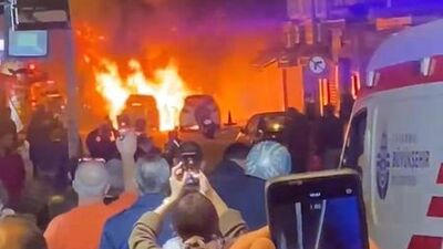 Fatih'te dört araç küle döndü